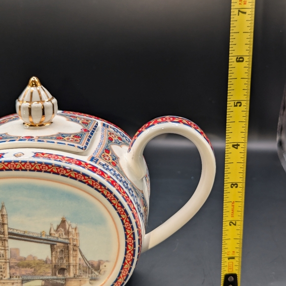 James Sadler Landmarks Tower Bridge Teapot - Picture 13 of 13